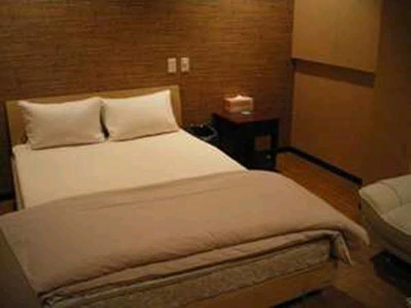 Uehonmachi Plaza Hotel (Adults Only) Osaka Bagian luar foto